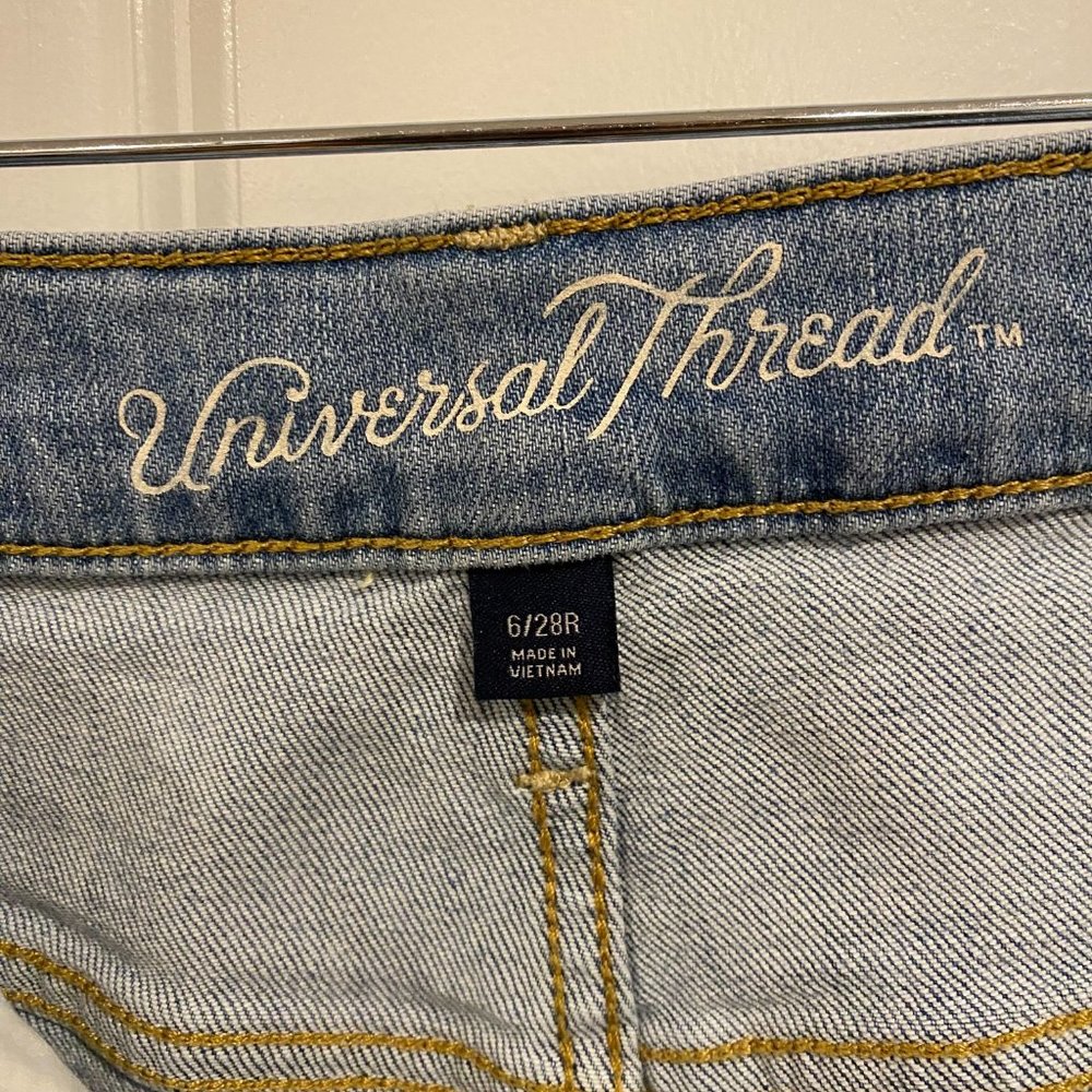 Universal Threads Distressed Vintage Straight Jean - Size 6/28R - Picture 4 of 6